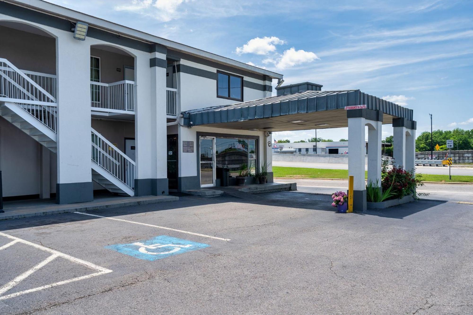 Budgetel Inns & Suites Augusta Downtown 706-945-1238 Екстер'єр фото
